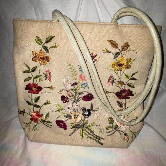 Leslie Fay Handbags - Leslie Fay Accessories Embroidered flowers